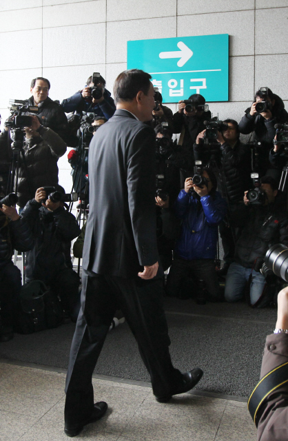 시작은 요란했으나… 로비 의혹이 불거지자 미국으로 출국했던 한상률 전 국세청장이 돌연 귀국해 지난 2월28일 검찰 조사를 받기 위해 서울 서초동 서울중앙지검 청사로 들어가고 있다.
 신소영 기자 viator@hani.co.kr