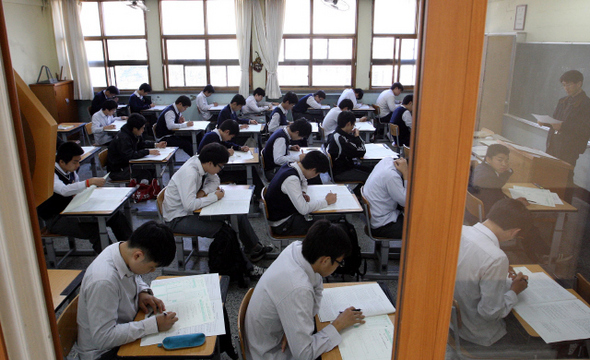 과목별 대비전략을 짜면서 ‘시험 전날 다시 볼 것’을 확인해 둬야 한다. 시험을 보는 학생들의 모습.  신소영 기자 viator@hani.co.kr