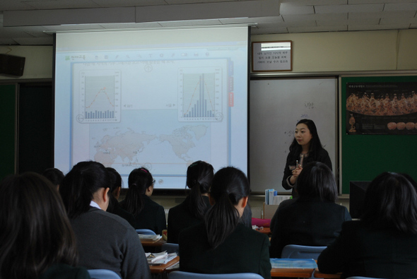 서울 서초구 동덕여중 1학년 학생들의 사회 수업 모습.  <한겨레> 자료사진
