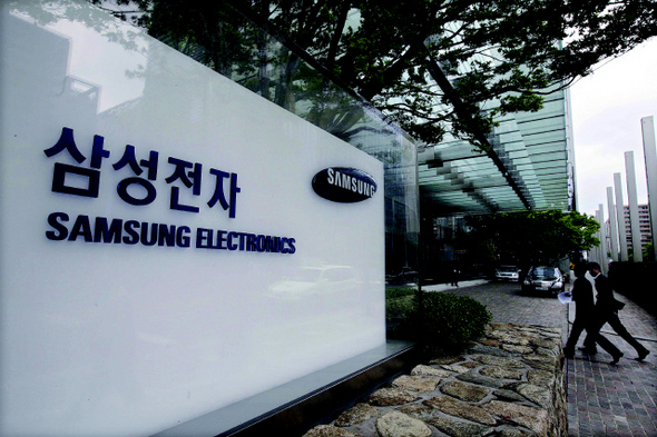 삼성전자 등 한국을 대표하는 대기업들은 2009년 하반기 이후 사상 최대 실적 경신 행진을 이어오며 한국 경제가 글로벌 경제위기를 헤쳐나오는 데 견인차 노릇을 했다는 평가를 받는다. 하지만 고용과 투자, 세금 납부, 협력사 거래 등과 관련된 대기업들의 국가경제 기여도는 갈수록 약화되고 있어, 대기업들의 선 성장 효과가 중소기업과 국민에게 흘러간다는 ‘적하효과’가 사라졌다는 지적을 받는다. 한겨레 김태형 기자