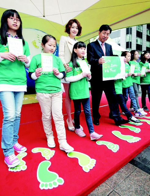  제41회 '지구의날(4월22일)'을 앞두고 지구 사랑의 마음을 나누고 녹색생활 실천을 다짐하는 ‘제3회 기후변화주간’ 제막식이 18일 오후 서울 중구 청계광장 들머리에서 열려 홍보대사로 위촉된 배우 박진희(왼쪽 셋째)씨와 윤종수 환경부 환경정책실장(왼쪽 넷째), 환경그림대회 수상자 어린이들이 지구에 보내는 편지를 든 채 녹색생활을 위한 활기찬 발걸음을 내딛고 있다.이종근 기자 <A href="mailto:root2@hani.co.kr">root2@hani.co.kr</A>
 