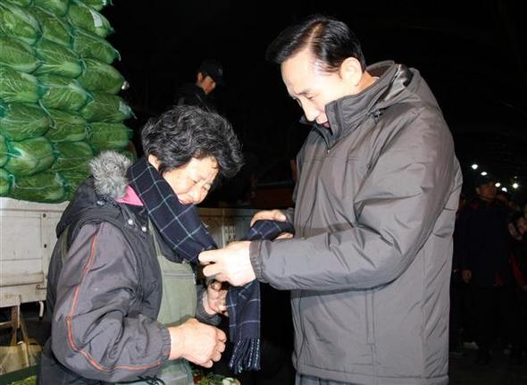 2008년 12월4일 새벽 서울 가락동 농수산물시장을 찾은 이명박 대통령한테서 목도리를 선물로 받고 있는 박부자 할머니. 이 일을 계기로 박씨는 ‘목도리 할머니’라는 별명을 얻었다.청와대기자단