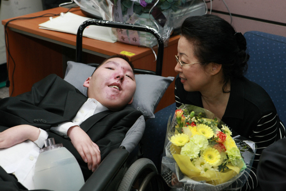지난 2월28일 연세대학교 졸업식장에서 신형진씨와 어머니 이원옥씨가 이야기를 나누고 있다.  연세대학교 제공
