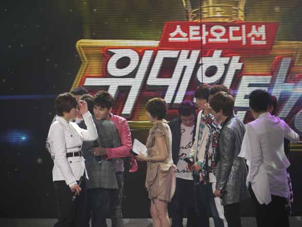 22일 밤  멘토 방시혁이 탈락한 노지훈을 껴안으며 위로하고 있다. 허재현 기자.