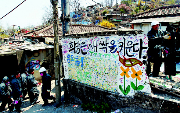  방진 작업복을 입은 철거반원들이 25일 오후 서울 동작구 상도4동 산 65번지에서 강제 철거준비를 하고 있다. 2007년 개발구역 지정 뒤 마을의 70%가량이 철거된 이곳에선 아직 170여 가구의 가옥주와 30여 세입자들이 남아 강제철거에 반대하며 이주 대책 마련을 요구하고 있다. 이종근 기자 <A href="mailto:root2@hani.co.kr">root2@hani.co.kr</A>