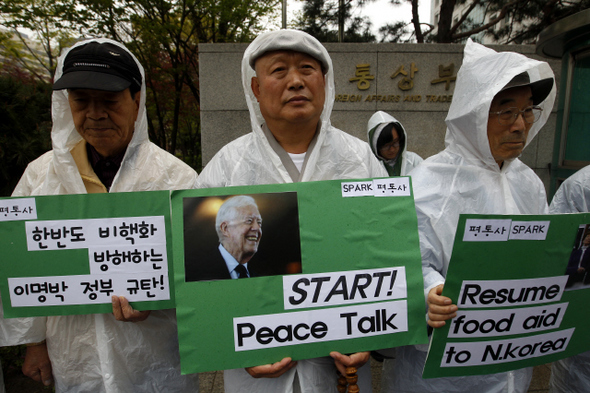 ‘평화와통일을여는사람들’ 회원들이 26일 오후 서울 종로구 도렴동 정부중앙청사 별관 앞에서 기자회견을 열고 우다웨이 중국 6자회담 수석대표의 방한과 카터 전 미국 대통령 방북에 맞춰 북핵 문제 해결과 북한 식량지원을 위한 남·북 6자 회담 수석 대표회담을 촉구하고 있다.  김명진 기자 littleprince@hani.co.kr