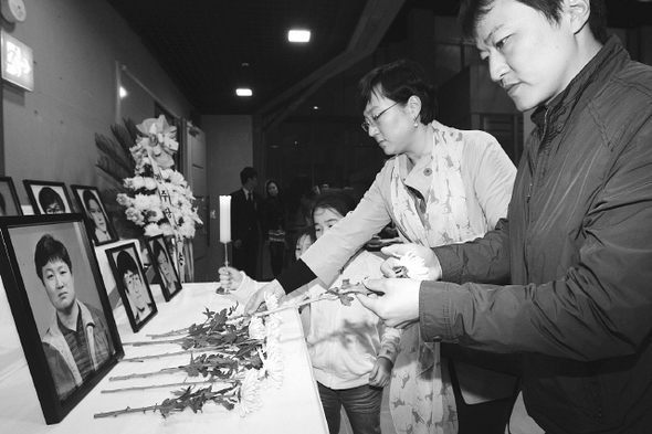 ‘강경대 열사 20주기 추모제’가 26일 저녁 서울 서대문구 남가좌동 명지대 국제회의장에서 열려 참가자들이 행사장 옆에 마련된 추모대에서 헌화하고 있다. 김태형 기자 <A href="mailto:xogud555@hani.co.kr">xogud555@hani.co.kr</A>