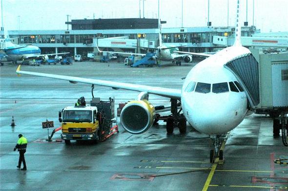 암스테르담 스히폴 공항, 탑승교(랜딩브리지)로 연결된 여객기. 
