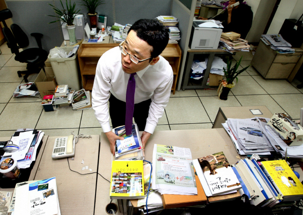 윤선현 대표가 필요한 책과 필요 없는 책을 구분한 뒤 옮기고 있다.