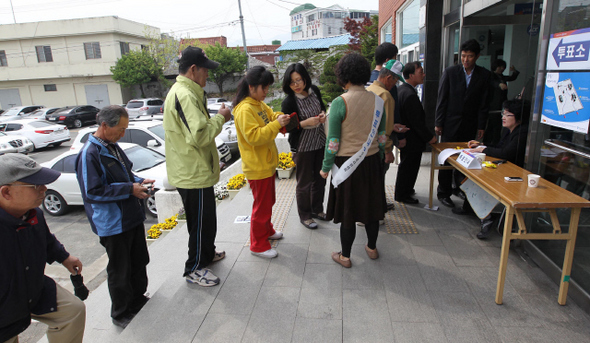 27일 오전 경남 김해시 진례면 진례면사무소에 마련된 투표소 앞에 유권자들이 줄을 서 투표 순서를 기다리고 있다.  김해/이종근 기자 root2@hani.co.kr