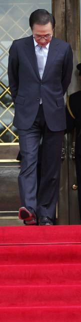 이명박 대통령이 28일 오전 청와대에서 한국을 공식 방문한 누리 알말리키 이라크 총리를 영접하기 위해 본관을 나서고 있다. 임태희 대통령실장 등 청와대 참모진들이 사퇴 의사를 밝히면서 청와대와 한나라당 등 여권은 4·27 재보궐선거 참패에 따른 후폭풍에 휩싸여 있다. 청와대 사진기자단