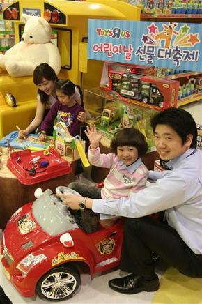 대형마트 3사는 레고 등 인기 완구를 중심으로 다양한 세트 상품과 할인 혜택을 펼치고 있다.