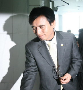 유시민 국민참여당 대표가 28일 오전 경남 김해시 장유읍 이봉수 참여당 후보 사무실에서 지지자들이 인사를 하자 침통한 표정을 짓고 있다.  김해/이종근 기자 root2@hani.co.kr