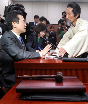 남경필 국회 외교통상통일위원회 위원장(왼쪽)이 28일 오후 한·유럽연합(EU) 자유무역협정(FTA) 비준동의안을 표결 처리하려 하자 강기갑 민주노동당 의원이 저지하고 있다. 비준동의안은 민주당 의원들의 퇴장 속에 재석 25명 중 찬성 17명, 반대 2명, 기권 6명으로 통과됐다.  박종식 기자 anaki@hani.co.kr