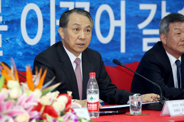 강덕수 에스티엑스(STX)그룹 회장이 지난 29일 중국 다롄에 있는 ‘에스티엑스 다롄 조선·해양종합생산기지’에서 기자간담회를 열어, 그룹 출범 10돌을 맞은 소감과 2020년까지의 경영 계획을 발표하고 있다. 
 에스티엑스그룹 제공