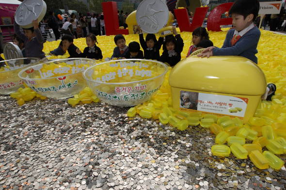 ‘사랑의 동전 밭’ 행사에 참가한 어린이들이 1일 오후 서울 종로구 청계광장에서 지구촌 곳곳의 어려운 어린이들을 위한 후원금 모금 캠페인을 벌이고 있다. 월드비전이 마련한 이 행사는 오는 10일까지 각 가정이나 개인이 쓰지 않는 동전과 저금통을 청계광장으로 가져오면 참여할 수 있다.류우종 기자 <A href="mailto:wjryu@hani.co.kr">wjryu@hani.co.kr</A>