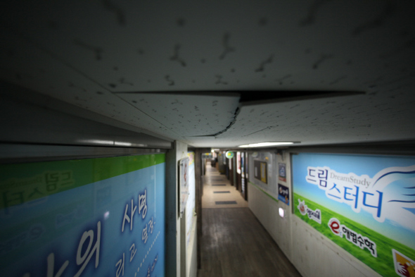 학원 건물 중에서 석면이 들어간 천장 마감재가 파손된 곳도 적지 않아 어린이와 청소년의 석면 노출이 우려된다.
