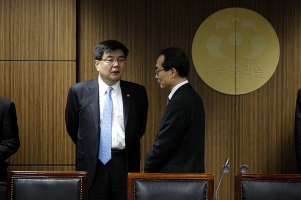 임채민ㆍ김준경 ‘금융감독 혁신 태스크포스’ 공동팀장(왼쪽부터)이 9일 오후 서울 세종로 정부중앙청사에서 열린 첫 번째 회의 직전에 팀 운영에 관한 얘기를 나누고 있다. 김명진 기자 <A href="mailto:littleprince@hani.co.krr">littleprince@hani.co.krr</A>