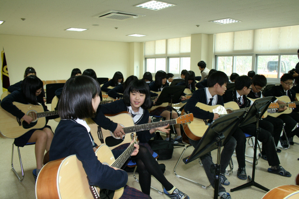 충북 보은 속리산중학교 학생들이 3일 오후 특별활동 교실에서 특기적성 교육의 하나로 기타를 익히고 있다.