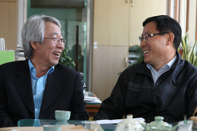 강진 칠량중을 행복한 학교로 만들기 위해 손을 맞잡은 심경섭(왼쪽) 칠량중 교장과 김정식 칠량면 면장.