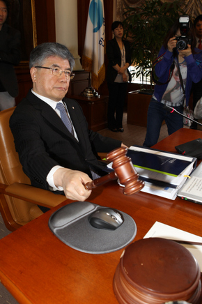 김중수 한국은행 총재가 13일 오전 서울 남대문로 한국은행 본관에서 금융통화위원회 개회를 선언하며 의사봉을 두드리고 있다. 김 총재는 이날 한은에 단독 조사권을 부여하는 데 반대한 김석동 금융위원회 위원장을 공개적으로 비판했다. 
 이정아 기자 leej@hani.co.kr