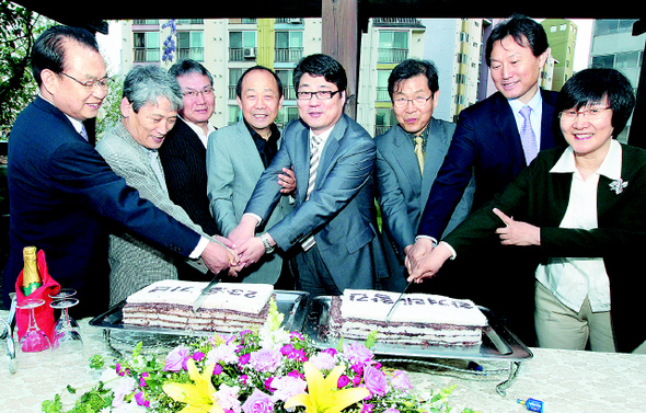 양상우 한겨레신문사 대표이사(왼쪽 다섯째)와 전·현직 임원들이 13일 저녁 서울 마포구 공덕동 사옥에서 열린 창간 23돌 축하잔치에서 축하떡을 자르고 있다. 왼쪽부터 변이근 전 한겨레사우회장, 성유보 전 편집국장, 서형수 전 사장, 최학래 전 사장, 양 대표이사, 성한표 사우회장, 고광헌 전 사장, 권태선 편집인. 강재훈 선임기자 <A href="mailto:khan@hani.co.kr">khan@hani.co.kr</A>