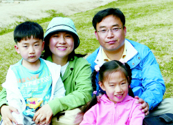 < 여행작가 엄마와 떠나는 공부 여행 >의 지은이 이동미(42)씨 가족. 