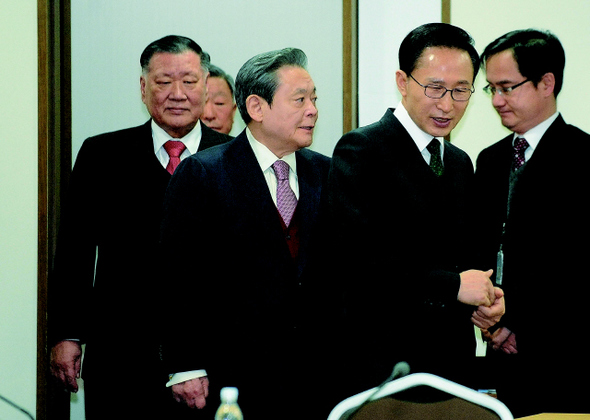 &raquo; 한나라당의 4.27 재보선 패배의 주요 원인으로 재벌과 서민.중소기업 간 양극화 심화 등 '민생 실패'가 꼽히면서 2012년 총선과 대선에서는 지난 2002년 16대 대선에 이어 10년 만에 다시 재벌 개혁 이슈가 전면에 부상할 것이라는 전망이 나오고 있다. 이명박 대통령과 이건희 삼성 회장, 정몽구 현대차 회장 등이 지난 1월24일 서울 여의도 KT 사옥에서 열린 수출.투자.고용 확대를 위한 대기업 간담회장에 함께 들어서고 있다. 