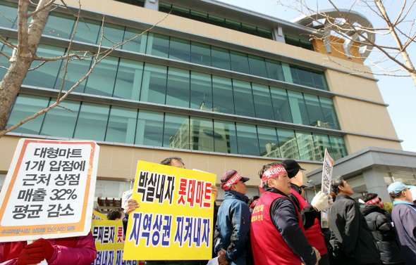 &raquo; 서울 삼양시장 상인들이 지난 3월15일 오후 시장 앞에서 롯데마트 입점에 반대하는 손팻말을 들고 구호를 외치고 있다. 