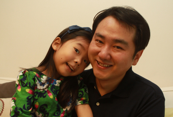 <시우는 행복해>의 주인공 시우양과 아빠이자 만화가인 김양수 작가