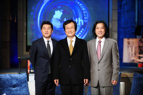 <그것이 알고 싶다>의 진행자 김상중과 전임 진행자 문성근과 정진영(왼쪽부터)이 지난해 에스비에스 창사 20돌 특집방송에서 한자리에 모였다.  에스비에스 제공