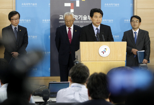 이주호 교육과학기술부 장관(가운데)이 16일 오후 서울 세종로 정부중앙청사에서 대전 대덕단지를 국제과학비즈니스벨트(과학벨트) 거점지구로 한다는 입지 선정결과를 발표하고 있다. 
 김명진 기자 littleprince@hani.co.kr