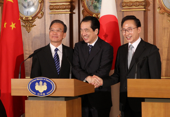 이명박 대통령, 간 나오토 일본 총리, 원자바오 중국 총리(오른쪽부터)가 22일 일본 도쿄 영빈관에서 열린 공동기자회견을 마친 뒤 악수하고 있다.  도쿄/김봉규 기자 bong9@hani.co.kr