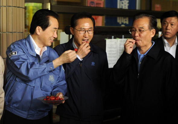 원전 피해지서 체리 시식 이명박 대통령, 간 나오토 일본 총리(왼쪽), 원자바오 중국 총리(오른쪽)가 21일 오후 일본 미야기현 아즈마 종합운동공원의 체육관에서 지역 농산물인 후쿠시마산 체리를 시식하고 있다.  후쿠시마/김봉규 기자 bong9@hani.co.kr