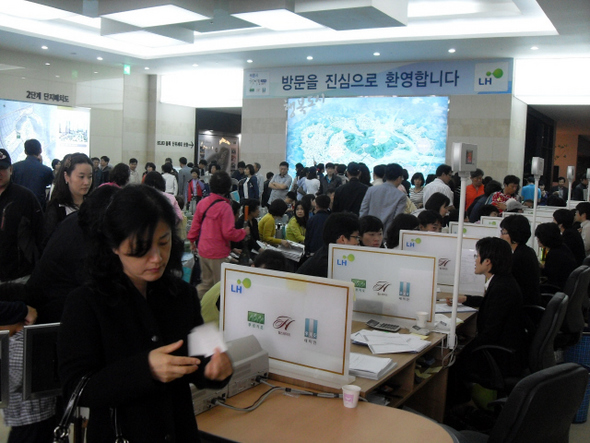 지난 22일 충남 연기군 세종시(행정중심복합도시) 첫마을 2단계 아파트 공급을 위해 문을 연 한국토지주택공사 세종시본부 내 홍보관에 내방객들이 몰려 북새통을 이루고 있다.  
한국토지주택공사 제공
