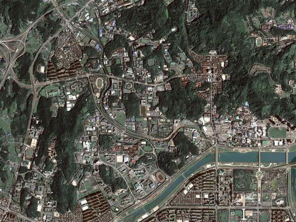 한국항공우주연구원이 개발해 2006년 7월에 발사한 다목적 실용위성 ‘아리랑 2호’가 촬영한 대전 대덕연구단지 위성사진. 우리나라 우주·지구과학 분야 논문의 질은 상위권인 반면 컴퓨터·수학 분야는 최하위권인 것으로 조사됐다.  한국항공우주연구원 제공