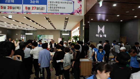 부산, 경남발 분양열풍에 힘있어 대구지역 아파트 분양이 기대되는 가운데 코오롱 건설이 대구 수성구 파동에 분양하는 수성못 코오롱하늘채의 견본주택이 오픈되어 큰 관심을 끌었다. 5월 20일에 오픈한 대구 수성못 코오롱하늘채의 견본주택은 첫 주말에만 2만여명의 구름인파가 몰렸다. 자료제공 : 코오롱건설