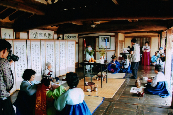 충남 논산군 노성면 교촌리 명재 윤증 고택에서 28일 다문화가정 전통혼례식이 치러진다. 2008년 고택에서 열린 전통혼례식에서 신랑, 신부가 맞절을 하고 있다. 충남역사문화원 제공
