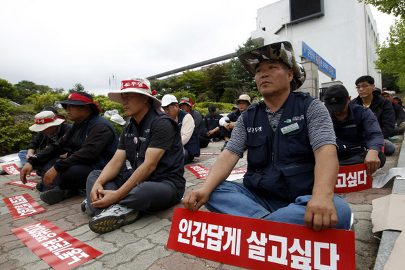 충북 단양군 단양읍 남한강 유역의 4대강 사업 한강 16공구 공사장에서 일해온 덤프트럭·굴착기 노동자들이 27일 단양군청 앞에서 ‘장시간 노동 압박 중단 등 안전대책 수립’을 요구하며 파업 농성을 하고 있다.  단양/김명진 기자 <A href="mailto:littleprince@hani.co.kr">littleprince@hani.co.kr</A>