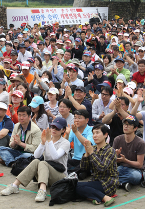 에스시(SC)제일은행 노조원들이 30일 오후 충북 충주시 동량면 충주호리조트 운동장에서 열린 ‘2010 임단투 승리 및 생존권 사수를 위한 총파업 결의대회’에서 고용안정 쟁취 관련 연설을 들으며 박수를 치고 있다.충주/이종근 기자 <A href="mailto:root2@hani.co.kr">root2@hani.co.kr</A>