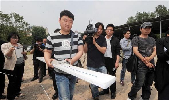 부천 기지서도 오염조사 화학물질 매립 의혹이 제기된 경기도 부천시 오정동 옛 미군기지 캠프 머서(현 육군 1121 공병대)에서 31일 오후 민관공동조사단이 유해물질 매몰지 탐사계획에 대해 브리핑을 하는 가운데 탐사 기사가 전자파탐사기를 이용한 탐사법을 선보이고 있다. 부천/사진공동 취재단