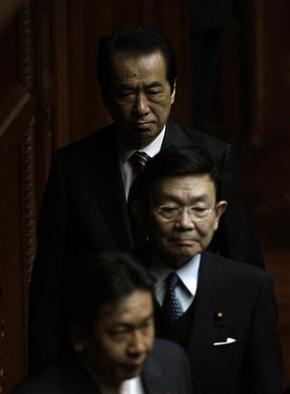 불신임안 부결된 간 총리 “재해 수습뒤 사임”   간 나오토 일본 총리와 요사노 가오루 경제재정상, 에다노 유키오 관방장관(위부터)이 2일 도쿄 국회의사당에서 내각 불신임안에 대한 투표를 마치고 자리로 돌아가고 있다. 간 총리는 조만간 사임하겠다는 카드를 꺼내 이날 불신임안을 부결시켰지만, 지진·원전사고라는 미증유의 상황에 놓인 일본은 또다시 총리 교체라는 정치권 변동을 맞을 수밖에 없게 됐다.