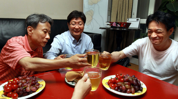 이춘석 민주당 의원(가운데), 최규엽 민주노동당 새세상연구소 소장(이 의원 매형·왼쪽), 이춘열 전 고양무지개연대 집행위원장(이 의원 형·오른쪽)이 1일 저녁 서울 당산동 이 의원의 집에서 야권연대를 주제로 가족모임을 하면서 건배하고 있다.  김태형 기자 xogud555@hani.co.kr