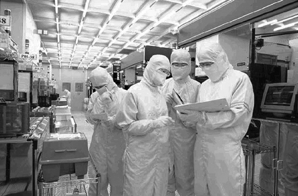 우리나라 대기업들의 매출액 대비 연구개발 투자 비중이 해마다 줄고 있는 것으로 조사됐다. 사진은 국내 한 민간 연구소에서 연구원들이 일하는 모습.  <한겨레> 자료사진