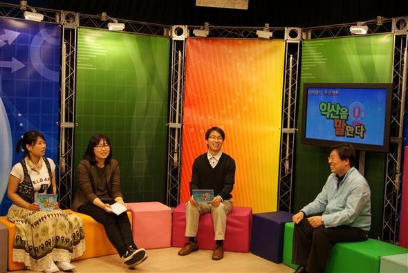 전북 익산지역 시민과 단체들이 지역 현안을 다룬 영상물을 만들어 관심을 끈다. 두번째 작품인 ‘익산의 숨은 보물을 찾아라’에서 출연자들이 초대 손님과 대화를 나누고 있다. 익산희망연대 제공