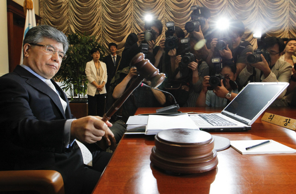 김중수 한국은행 총재가 10일 오전 서울 남대문로 한국은행 본관 금융통화위원회 회의실에서 6월 통화정책방향을 결정하는 금통위 회의를 주재하고 있다. 금통위는 이날 기준금리를 현재의 3.00%에서 3.25%로 상향 조정하기로 결정했다. 김정효 기자 hyopd@hani.co.kr