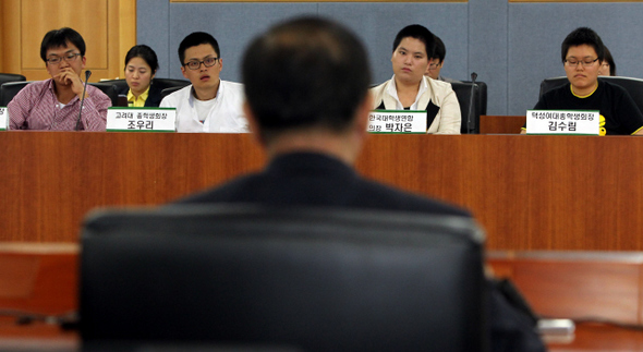 한나라당과 한대련의 면담= ‘반값 등록금 실현’을 요구하는 한국대학생연합(한대련) 대표 학생들이 10일 오후 서울 용산구 숙명여대 백주년기념관에서 열린 황우여 한나라당 원내대표와의 면담에서 황 대표(등 보이는 이)의 시작발언을 듣고 있다.  박종식 기자 anaki@hani.co.kr