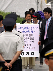반값 등록금 실현을 위한 6·10대회를 앞둔 10일 오후 서울 청계광장에서 강기갑 민주노동당 의원이 1인 시위를 하고 있다.  김태형 기자 xogud555@hani.co.kr