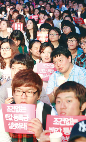 10일 오후 서울 청계광장에서 학부모와 학생, 시민들이 6·10 민주항쟁 24돌을 기념하고 반값 등록금 실현
을 촉구하는 촛불집회를 열고 있다. 김봉규 기자 bong9@hani.co.kr