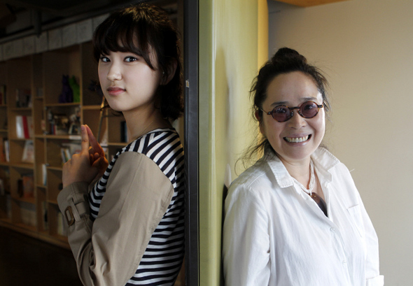 류혜영(왼쪽)이 “솔직히 내가 청순 멜로 얼굴은 아니죠”라고 하자, 대선배 서주희(오른쪽)는 “아냐, 너 청순한 얼굴도 있어. 네 안에 (그런) 아이도 키워봐. 배우는 나와 다른 사람을 관찰해서 기억 속에 차곡차곡 쌓아둬야 한다”고 격려했다. 류혜영은 그 말을 문자로 찍어 휴대전화에 저장해뒀다.  김명진 기자 <A href="mailto:littleprince@hani.co.kr">littleprince@hani.co.kr</A>